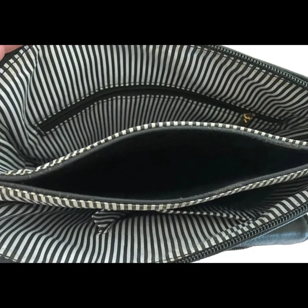 Unbranded Black Leather Crossbody Purse‎ Pockets Gold Hardware